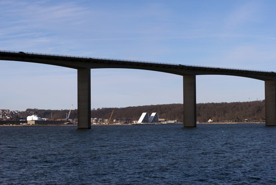 vejle fjord med udsigt til vejle by og broen
